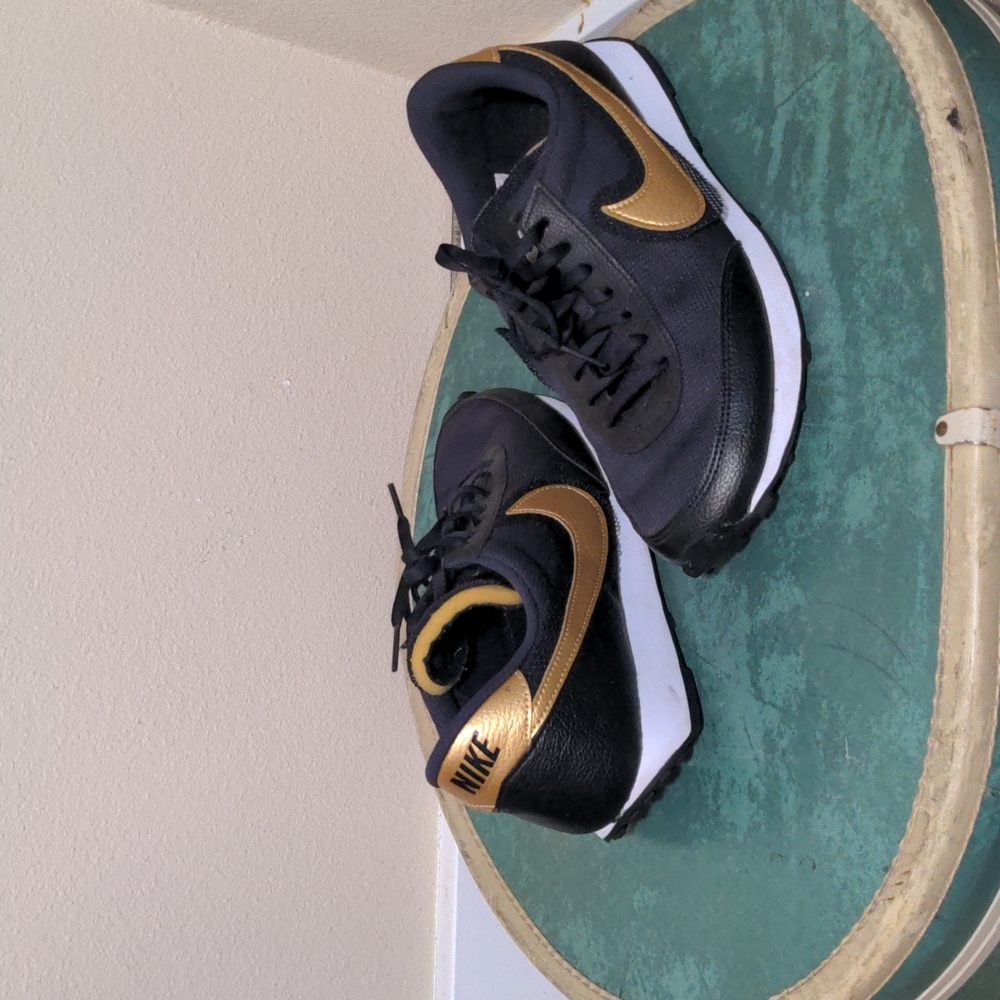 Nike Daybreak Women's 8.5 Black Metallic Gold tennis shoes